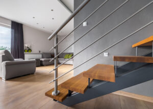 Moderne Treppe aus Holz und Stahl